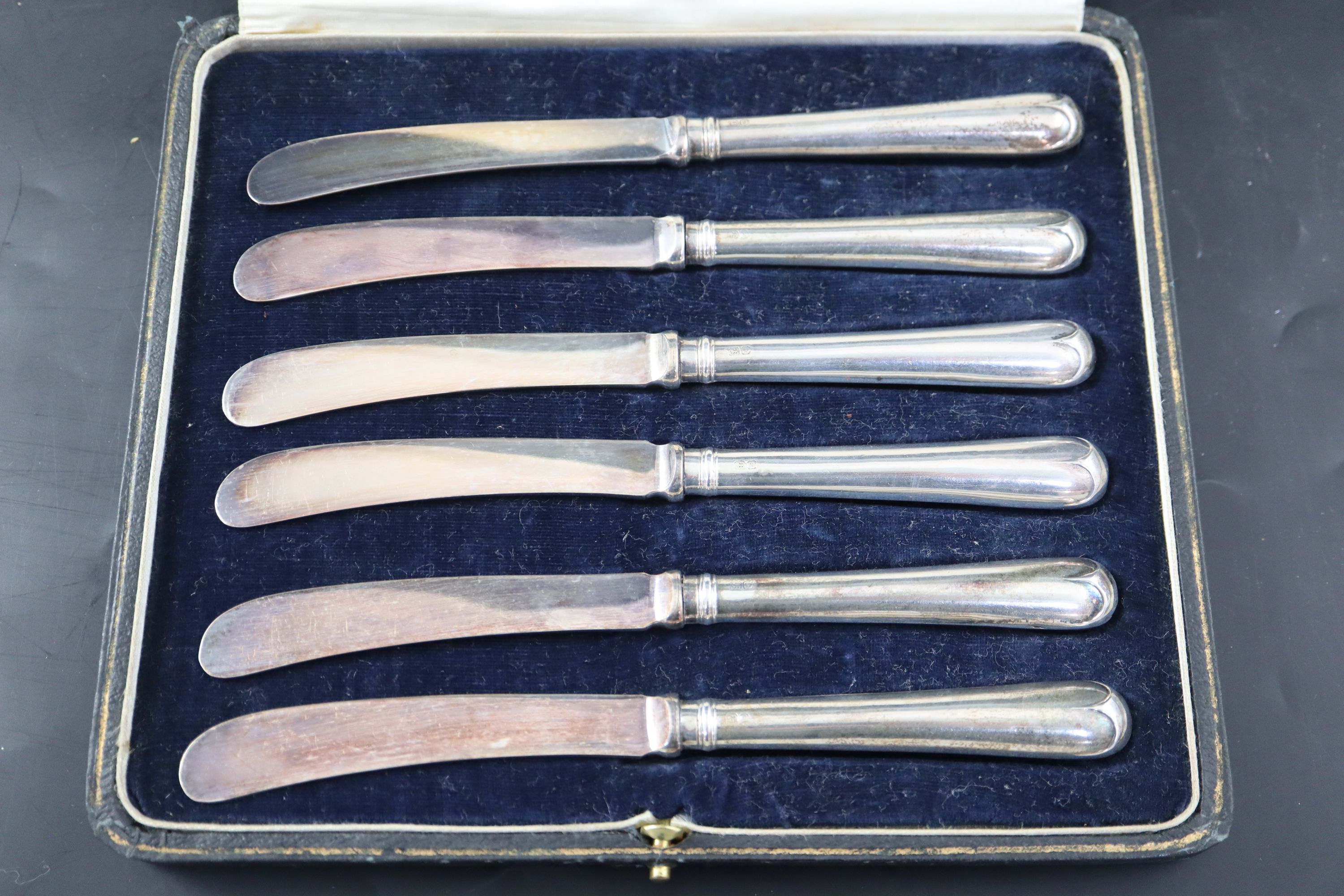 A cased set of six George V silver handled tea knives,
